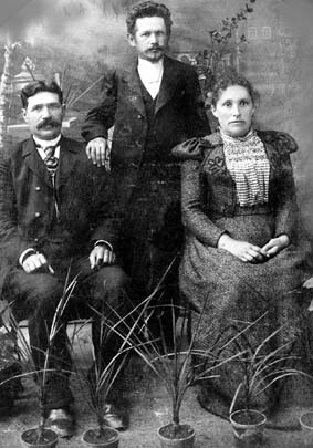 Augustas Baranauskas (viduryje). Nuotrauka i B. Kalukeviiaus archyvo