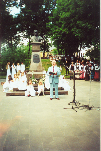 M. Valančiaus pagerbimas Varniuose prie paminklo, dainuoja D.Sadauskas, 2001 m.