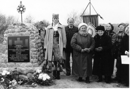1998 atidengtas paminklas nepriklausomybės aktui Bielskų sodyboje 