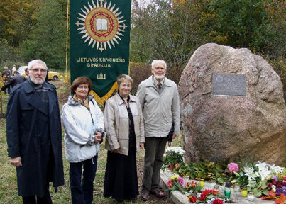 Knynešio draugijos vėliava ir nariai pagerbia knygnešio V. Markevičiaus atminimą