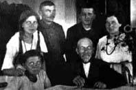 Martynas Jankus (sėdi dešinėje) su savo šeimos nariais. Iliustracija iš M. Jankaus muziejaus rinkinių